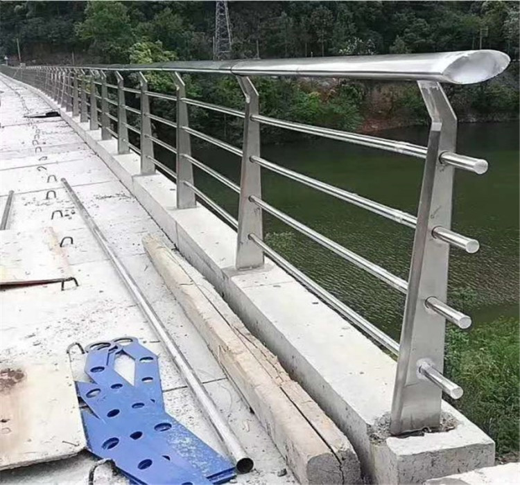 河堤wb官网工程护栏管.png